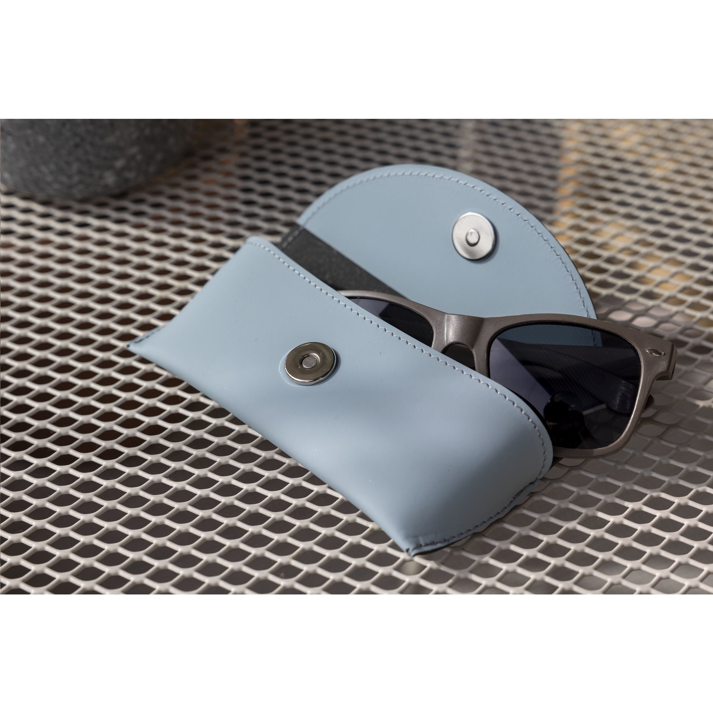 Recycled Leather Sunglasses Pouch  Brillen-Etui - Hellblau - Galerieansicht 8