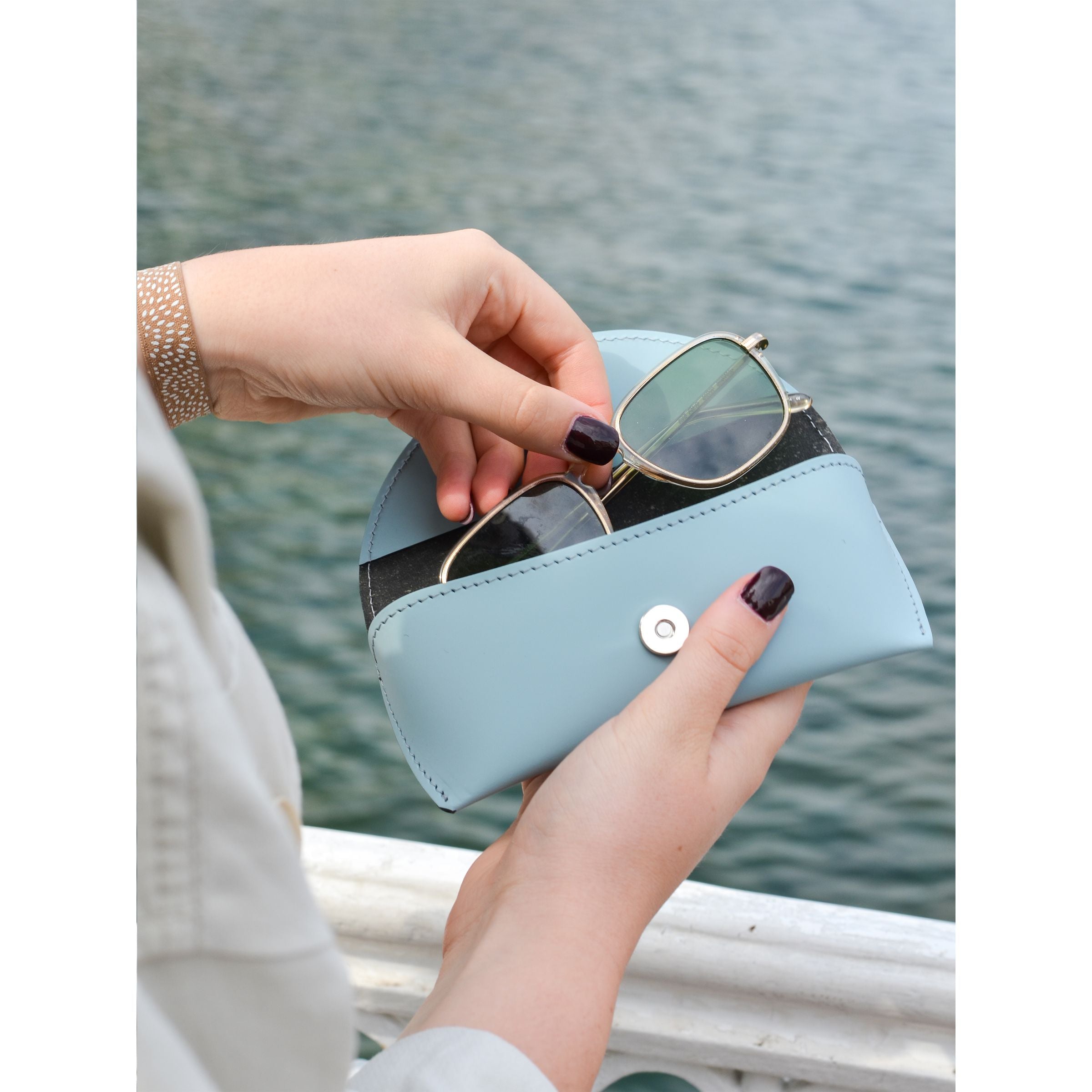 Recycled Leather Sunglasses Pouch  Brillen-Etui - Hellblau - Galerieansicht 10