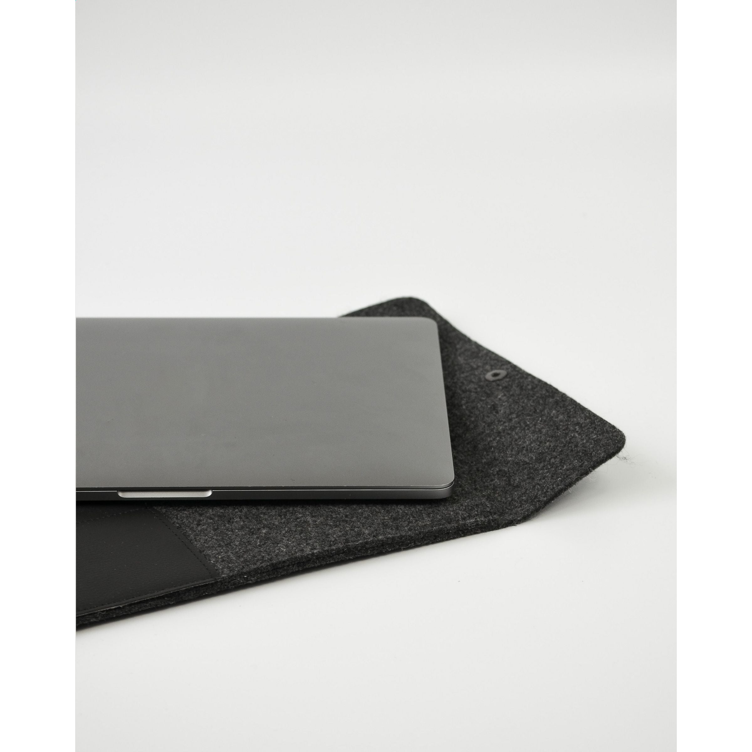 Recycled Felt & Apple Leather Laptop Sleeve Plus 16" - Schwarz